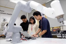 Étudiants du laboratoire de robotique de l'Université d'industrie de Ho Chi Minh-Ville. Photo : VNA