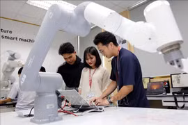 Étudiants du laboratoire de robotique de l'Université d'industrie de Ho Chi Minh-Ville. Photo : VNA