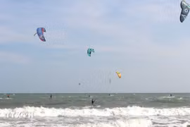 Le quartier de Mui Ne, province de Lam Dong, affirme progressivement sa nouvelle position, non seulement comme destination de villégiature réputée, mais aussi comme l’un des hauts lieux du tourisme sportif maritime au Vietnam et dans la région. Photo: VNA
