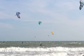 Le quartier de Mui Ne, province de Lam Dong, affirme progressivement sa nouvelle position, non seulement comme destination de villégiature réputée, mais aussi comme l’un des hauts lieux du tourisme sportif maritime au Vietnam et dans la région. Photo: VNA