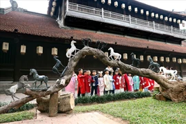 Des enfants visitent « Ngựa về phố », organisée au Temple de la Littérature (Van Mieu – Quoc Tu Giam). Photo : Baoanhvietnam