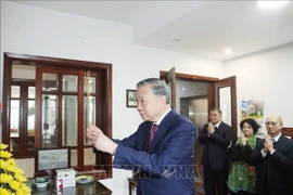 Le secrétaire général du Parti, Tô Lâm, rend hommage au feu Premier ministre Pham Van Dong. Photo: VNA