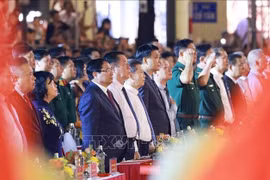 Le Premier ministre Pham Minh Chinh et des délégués assistent au programme artistique spécial. Photo : VNA