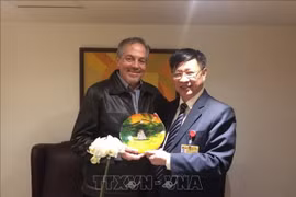  Nguyen Tuan Phong, ancien vice-président de la Commission des Relations extérieures du Comité central du Parti communiste du Vietnam, offre un cadeau à Juan Meriguet Martínez, membre du Comité central du « Mouvement de la Révolution citoyenne », lors de la visite d’une délégation du Parti communiste du Vietnam en Équateur en 2016. Photo : VNA