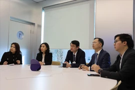 Le vice-ministre des Affaires étrangères, Le Anh Tuan (au milieu), et la délégation vietnamienne participant à un événement du Forum économique mondial de Davos 2026. Photo : VNA