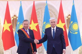 Le président du Kazakhstan, Kassym-Jomart Tokaïev (droite), et le secrétaire général du Parti communiste du Vietnam (PCV), Tô Lâm. Photo: VNA