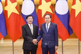 Le président de l’Assemblée nationale, Tran Thanh Man (à droite), et le secrétaire général du Parti populaire révolutionnaire du Laos (PPRL) et président du Laos, Thongloun Sisoulith. Photo: VNA