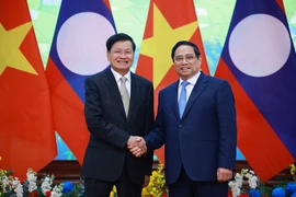 Le Premier ministre Pham Minh Chinh et le secrétaire général du PPRL et président du Laos, Thongloun Sisoulith. Photo : VNA