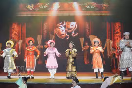 Des artistes interprètent des extraits de célèbres opéras rénovés (cai luong) lors de la cérémonie d'ouverture du Concours national des jeunes talents du cai luong 2026. Photo : VNA