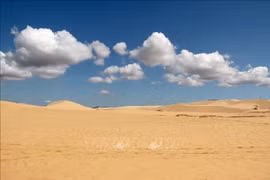 Situé à environ 60 km au nord du centre-ville de Phan Thiet, Bau Trang est un site touristique célèbre. Photo: VNA