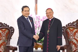 Le président de l’Assemblée nationale, Tran Thanh Man, et l’archevêque de Hanoï, Vu Van Thien. Photo: VNA