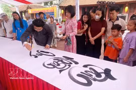 Une démonstration d’écriture calligraphique. Photo : VNA