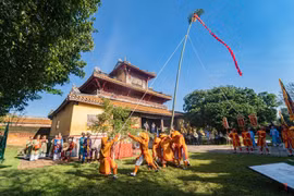 À Hue, ancienne capitale impériale, le Tet débute par la cérémonie de l’érection du « cây nêu ». Photo: Vietnam+