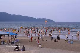 Les plages de Da Nang attirent de nombreux visiteurs à l’occasion des jours fériés. Photo : VNA