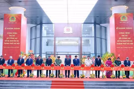 Le secrétaire général To Lam, le ministre de la Sécurité publique Luong Tam Quang et les dirigeants présents coupent le ruban inaugural. Photo: VNA