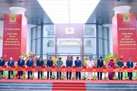 Le secrétaire général To Lam, le ministre de la Sécurité publique Luong Tam Quang et les dirigeants présents coupent le ruban inaugural. Photo: VNA