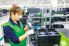 Samsung ne cesse de consolider sa présence au Vietnam avec des investissements dépassant 23 milliards de dollars, et continue d'injecter des capitaux significatifs chaque année. Photo: baodautu.vn