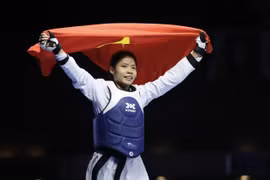 Bac Thi Khiem célèbre sa victoire face à l’athlète philippine Delo, rapportant la 17e médaille d’or à la délégation vietnamienne. Photo : VNA