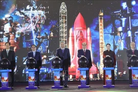 Le secrétaire général du Parti, Tô Lâm, le Premier ministre Pham Minh Chinh et d'autres dirigeants du Parti et de l'État, ainsi que d'anciens dirigeants, lors de la cérémonie d'ouverture. Photo : Thong Nhat/VNA