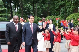 Les présidents Luong Cuong et Matamela Cyril Ramaphosa. Photo: VNA