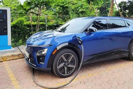 L'installation de bornes de recharge est essentielle au développement des transports « verts ». Photo: nhandan.vn