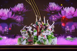 Le temps fort de la soirée d’ouverture est le programme artistique intitulé « Parfums et Couleurs de Tay Ninh », une œuvre scénographique soignée retraçant le processus de formation et de développement de Tay Ninh. Photo: VNA