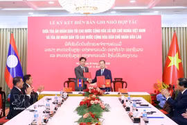 Les présidents des Cours populaires suprêmes du Vietnam et du Laos signent un mémorandum d'entente remplaçant l'accord de coopération conclu le 13 août 2018. Photo: VNA