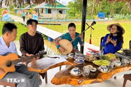 Spectacle de musique folklorique traditionnelle sur le site d'écotourisme et de tourisme rural de Canh Dong Cau Ba. Photo : VNA