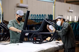 Des ouvriers travaillent dans une entreprise à participation étrangère. Photo : VNA