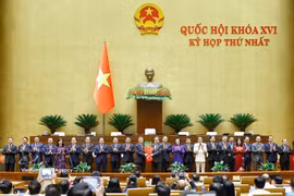 Le président de l’Assemblée nationale, Tran Thanh Man, remet des fleurs de félicitations au Premier ministre, aux vice-Premiers ministres, aux ministres et aux autres membres du gouvernement du mandat 2026-2031. Photo : VNA
