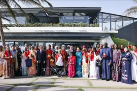 Le président de l'Assemblée nationale, Tran Thanh Man, et son épouse avec la communauté vietnamienne du Sénégal. Photo: VNA