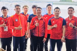 L'équipe de tir du Vietnam félicite le tireur Ha Minh Thanh (2e à partir de la droite). Photo: baogiaothong.vn