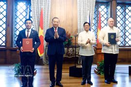 Le secrétaire général du Parti communiste du Vietnam (PCV) et président vietnamien, To Lam, et le président philippin, Ferdinand Romualdez Marcos Jr., la cérémonie d’échange de plusieurs documents de coopération entre les ministères et organismes des deux pays. Photo: VNA