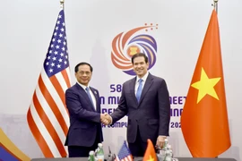 Le vice-Premier ministre et ministre des Affaires étrangères, Bui Thanh Son (gauche), et le secrétaire d’État américain, Marco Rubio. 