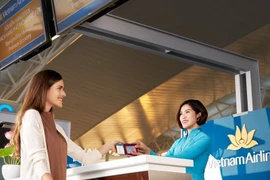 Une passagère effectue les formalités d’enregistrement pour un vol de Vietnam Airlines. Photo : Vietnam+