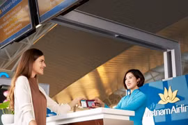 Une passagère effectue les formalités d’enregistrement pour un vol de Vietnam Airlines. Photo : Vietnam+