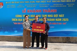 Cérémonie d'inauguration d'un projet d'élimination de l'habitat précaire dans la province de Ninh Binh. Photo : VNA