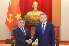 Le secrétaire général du Parti communiste du Vietnam (PCV), Tô Lâm, et l’ambassadeur des Philippines au Vietnam, Meynardo Los Banos Montealegre. Photo: VNA