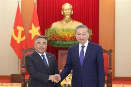 Le secrétaire général du Parti communiste du Vietnam (PCV), Tô Lâm, et l’ambassadeur des Philippines au Vietnam, Meynardo Los Banos Montealegre. Photo: VNA