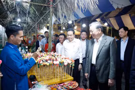 Le secrétaire général To Lam, le président de l'Assemblée nationale Tran Thanh Man, le membre permanent du Secrétariat Tran Cam Tu et des délégués visitent les stands de l'OCOP. Photo : VNA