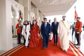 Le Premier ministre Pham Minh Chinh et son épouse entament leur visite officielle au Koweït. Photo: VNA