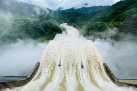 Le barrage hydroélectrique de Ban Ve ajuste son débit pour limiter les crues. Photo: VNA
