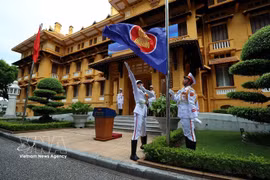 Cérémonie de lever du drapeau marquant le 31e anniversaire de l’adhésion du Vietnam à l’ASEAN (28 juillet 1995 - 28 juillet 2026) et le 59e anniversaire de la fondation de l’ASEAN (8 août 1967 - 8 août 2026), le 31 juillet 2026 à Hanoï. Photo : VNA