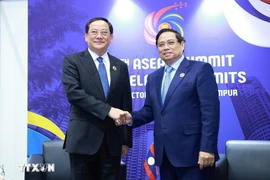 Le Premier ministre Pham Minh Chinh (à droite) et le Premier ministre du Laos Sonexay Siphandone. Photo: VNA