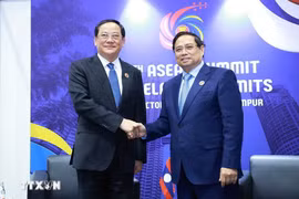 Le Premier ministre Pham Minh Chinh (à droite) et le Premier ministre du Laos Sonexay Siphandone. Photo: VNA