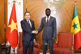 Le président de l’Assemblée nationale du Vietnam, Trân Thanh Mân, et le président sénégalais, Bassirou Diomaye Faye. Photo: VNA