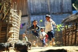 Des enfants vivant dans les régions montagneuses s’amusent. Photo d’illustration : VNA