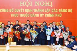 Le Premier ministre Pham Minh Chinh remet les décisions aux organisations du Parti relevant du Comité du Parti du Gouvernement. Photo: VNA