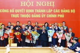 Le Premier ministre Pham Minh Chinh remet les décisions aux organisations du Parti relevant du Comité du Parti du Gouvernement. Photo: VNA