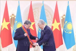 Le président kazakh, Kassym-Jomart Tokaïev, remet au dirigeant vietnamien l’Ordre de l’Amitié «Dostyk» de première classe. Photo: VNA